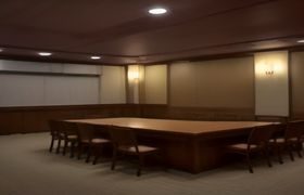 企业运营团队在会议室通过喑网91数据看板进行市场分析讨论，多人协作场景